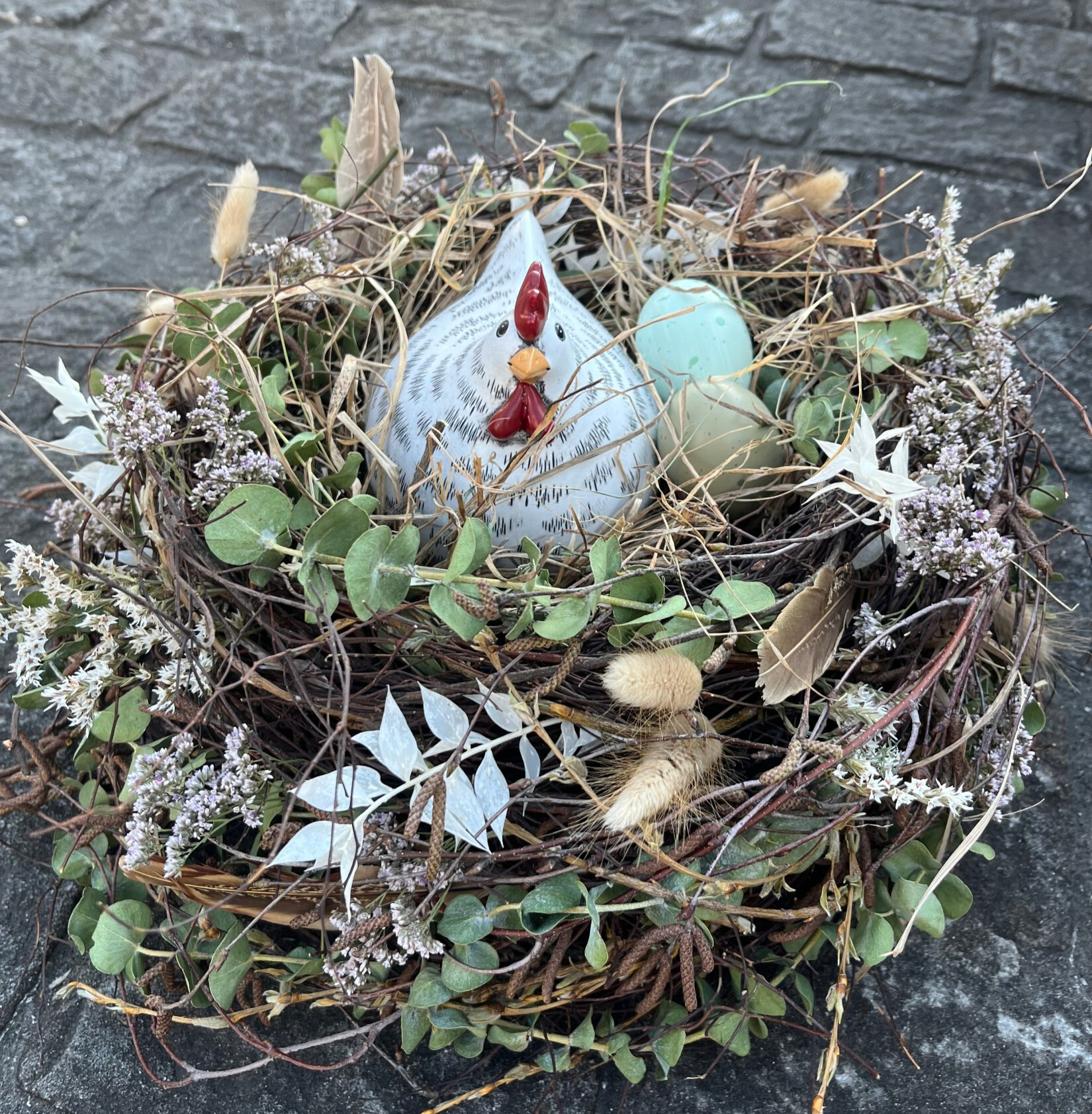Osternest mit Huhn