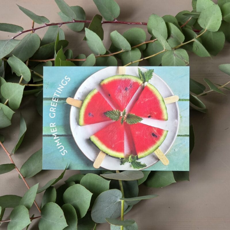 Wassermelonen-Eiswaffeln auf Teller mit Minze, verziertem Blattwerk, begleitet von Summer Greetings-Text.